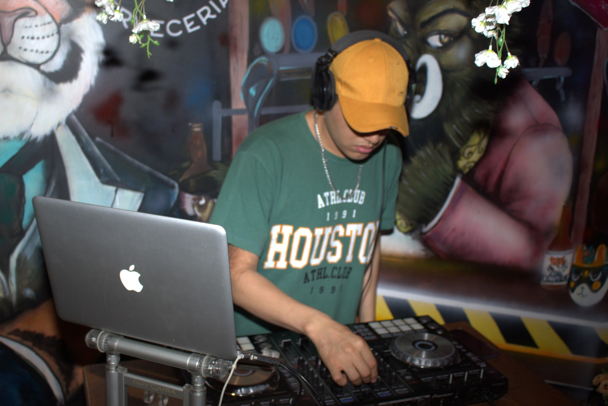 DJ Elian mezclando música